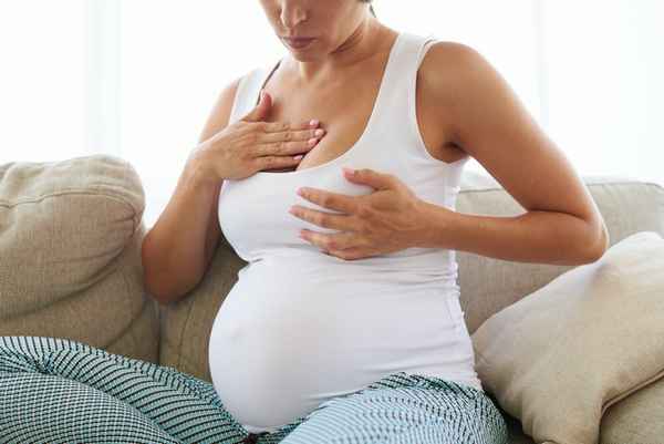 Гpyдь во время беременности: кормление, боли, изменение формы 