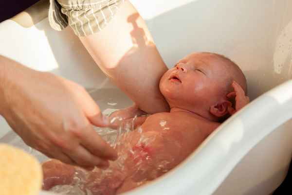 Как правильно купать новорожденного ребенка? 